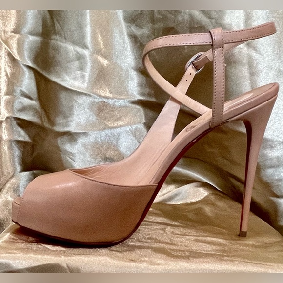 Christian Louboutin - Picture 2 of 8